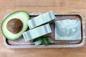 Naturseife: Aloe-Avocado-Seife - die Schöner-Start-in-den-Tag-Seife. Erfrischt mit Aloe Vera, Avocadoöl und grüner Tonerde