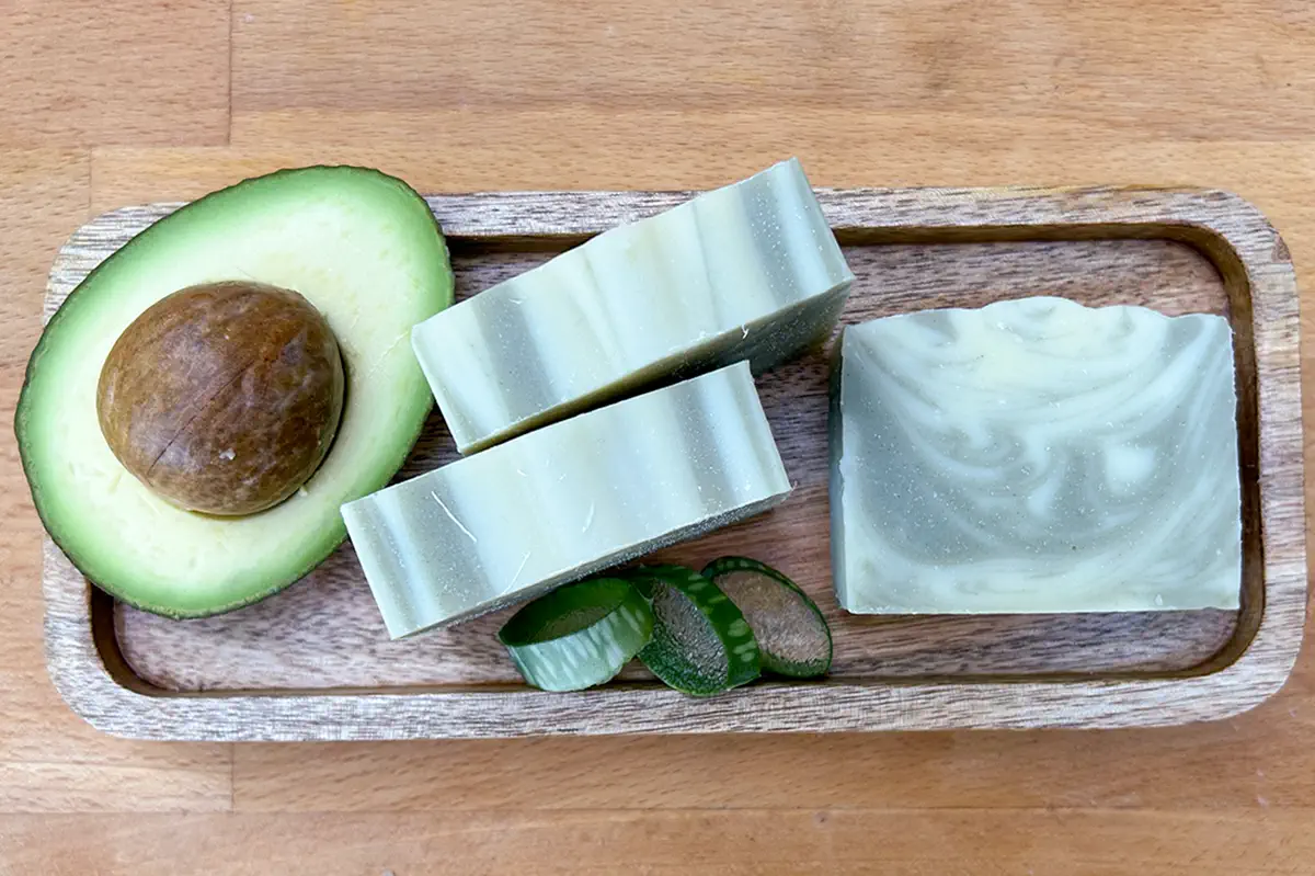 Aloe-Avocado-Seife Naturseife: Aloe-Avocado-Seife - die Schöner-Start-in-den-Tag-Seife. Erfrischt mit Aloe Vera, Avocadoöl und grüner Tonerde