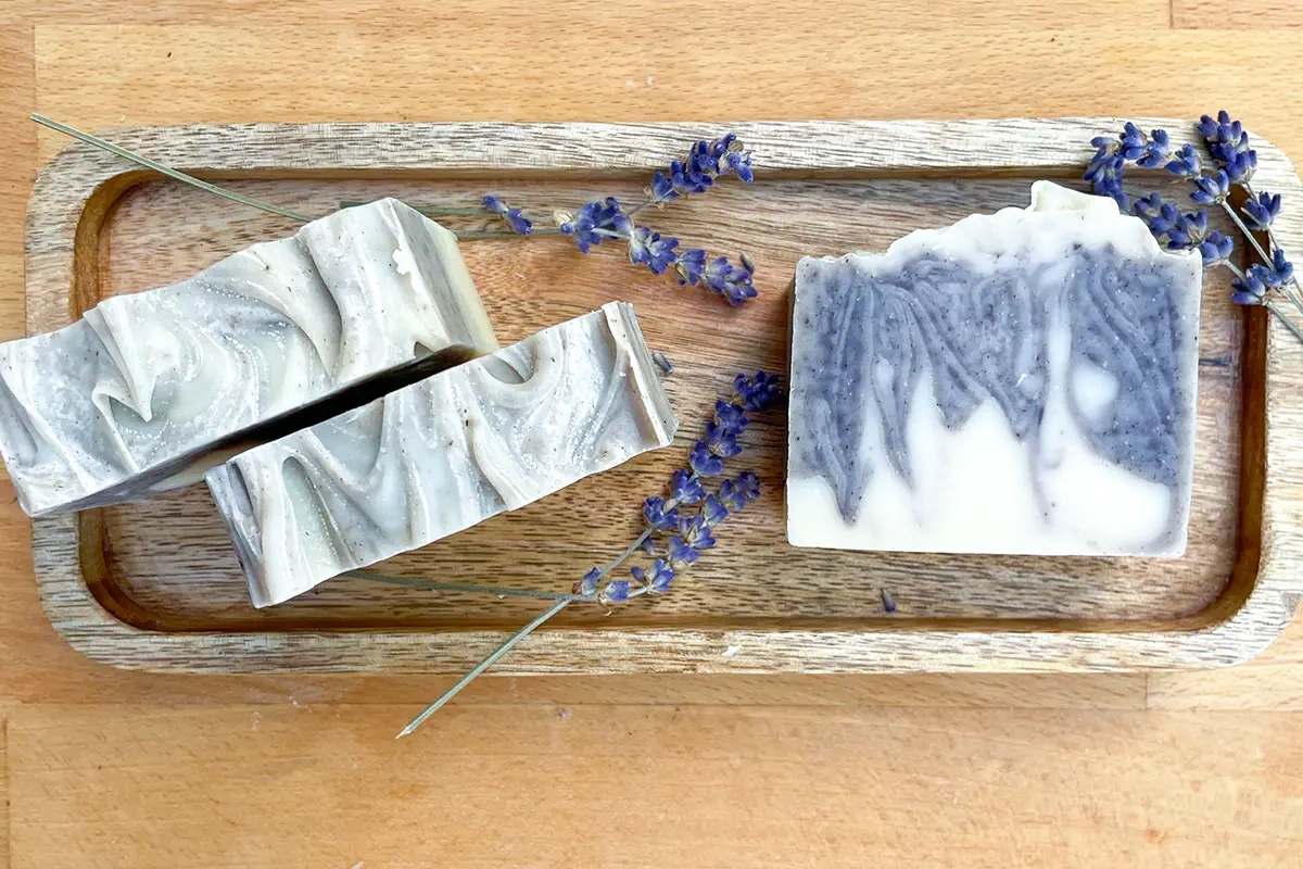 Lavendel-Seife Naturseife: Lavendelseife - die Entspannungs-Seifen. Besonders viel Sheabutter pflegt trockene Haut.