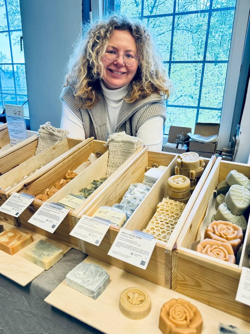 Marina bei Kissing & Möllmann Termine - Marina und ihre Naturseifen und Shampoos auf dem Frühlingsmarkt bei Kissing & Möllmann