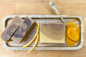 Naturseife: KURKUMA-SEIFE - Gesunde-Haut-Seife - Mit Kurkuma, Patchouli- und Orangenöl - Reinigt, riecht gut und pflegt