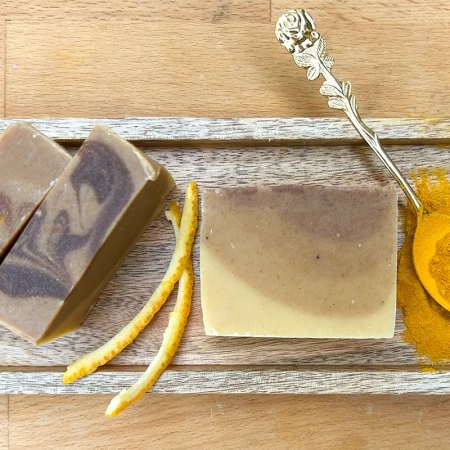 Naturseife: KURKUMA-SEIFE - Gesunde-Haut-Seife - Mit Kurkuma, Patchouli- und Orangenöl - Reinigt, riecht gut und pflegt