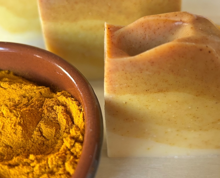 Kurkuma-Seife Naturseifen: KURKUMA-SEIFE - Gesunde-Haut-Seife - Mit Kurkuma, Patchouli- und Orangenöl - Reinigt, riecht gut und pflegt