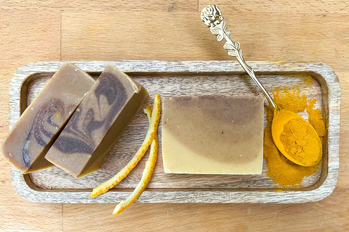 Kurkuma-Seife Naturseife: KURKUMA-SEIFE - Gesunde-Haut-Seife - Mit Kurkuma, Patchouli- und Orangenöl - Reinigt, riecht gut und pflegt