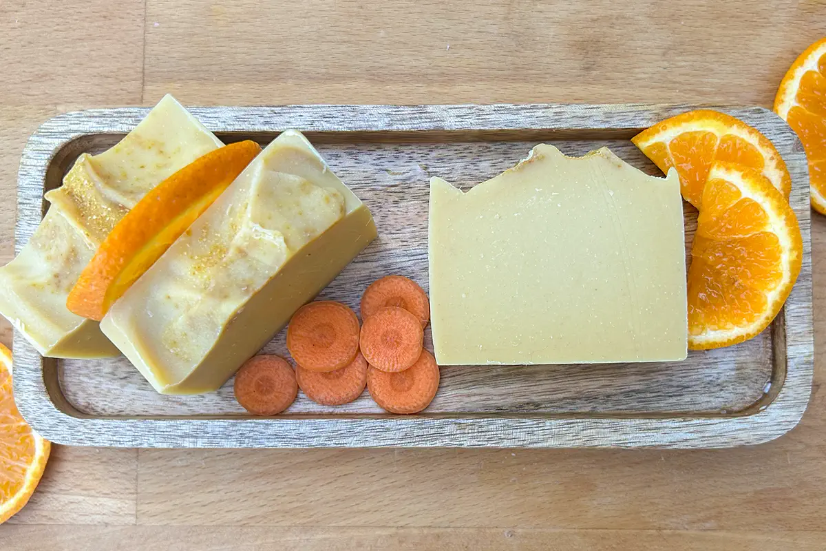 Orange-Karotte Naturseife: Orangen-Karotten-Seife - die gute-Laune-Seife. Cremiger Schaum und sinnlicher Geruch