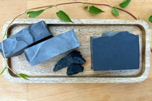 Naturseife: SCHWARZE-SEIFE - Porentief-Reinigungs-Seife - Mit Kokos-Aktivkohle, Avocado- und Teebaumöl - Für fettige Gesichtshaut, Hände und Körper