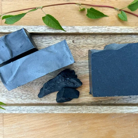 Naturseife: SCHWARZE-SEIFE - Porentief-Reinigungs-Seife - Mit Kokos-Aktivkohle, Avocado- und Teebaumöl - Für fettige Gesichtshaut, Hände und Körper