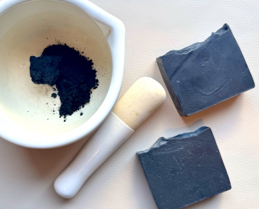 Schwarze-Seife Naturseifen: SCHWARZE-SEIFE - Porentief-Reinigungs-Seife - Mit Kokos-Aktivkohle, Avocado- und Teebaumöl - Für fettige Gesichtshaut, Hände und Körper