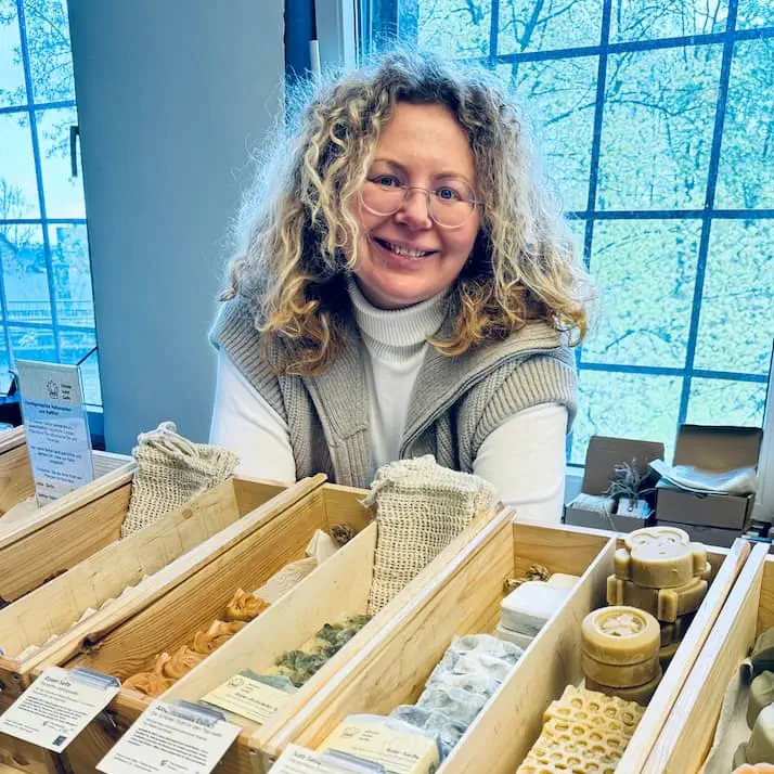 Marina-Markt Marina Neuhaus präsentiert Naturseifen und sulfatfreie feste Shampoos auf einem Markt