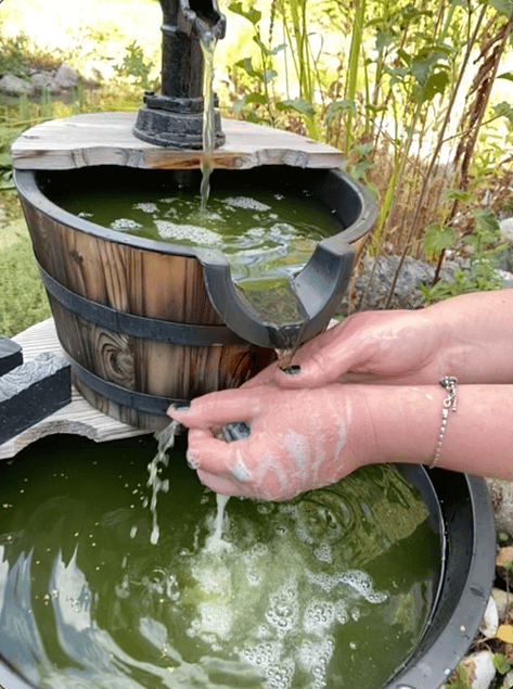 Handwaschen am Brunnen